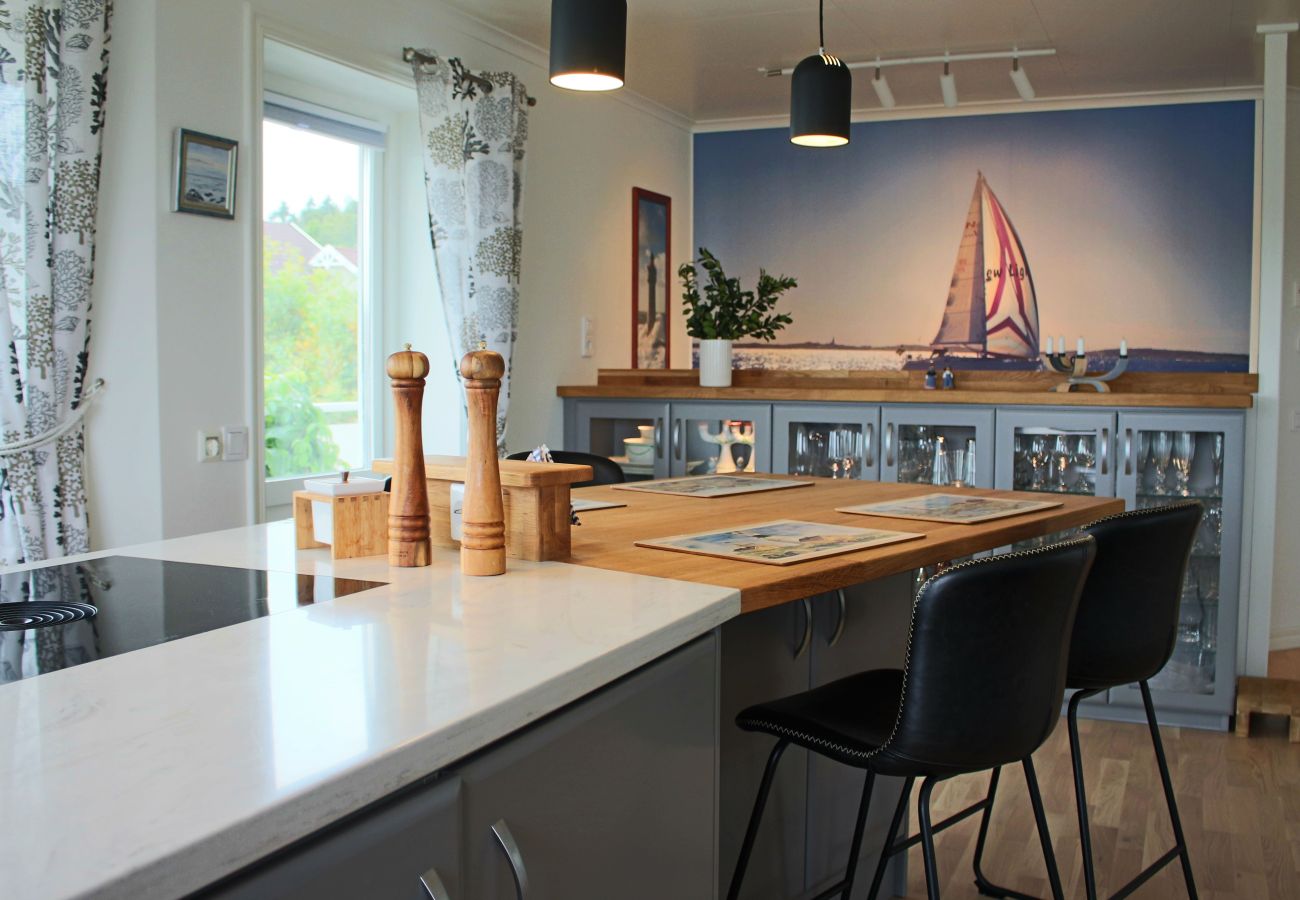 House in Henån - Spacious villa with sauna, sea view and room for two families | SE09164