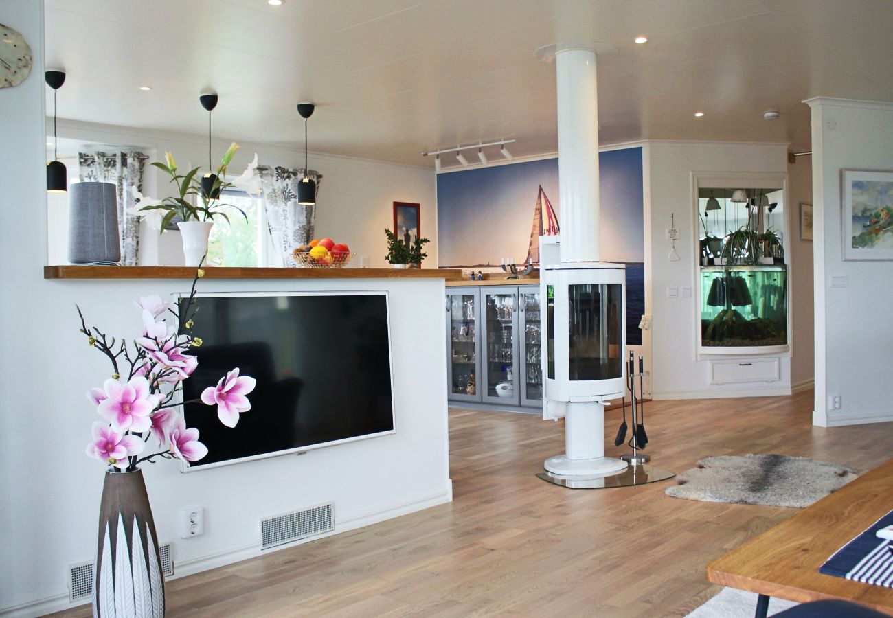 House in Henån - Spacious villa with sauna, sea view and room for two families | SE09164