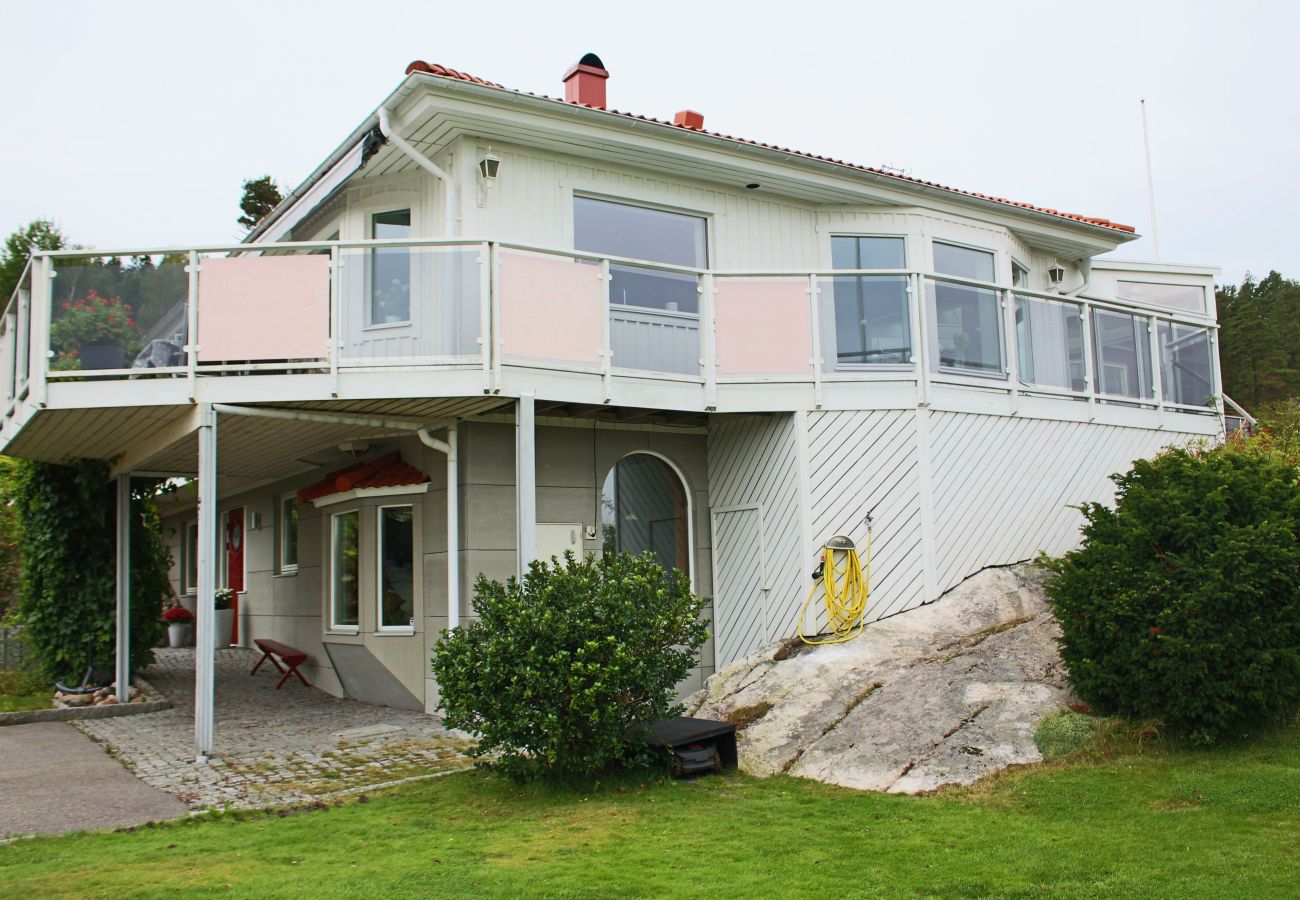 House in Henån - Spacious villa with sauna, sea view and room for two families | SE09164