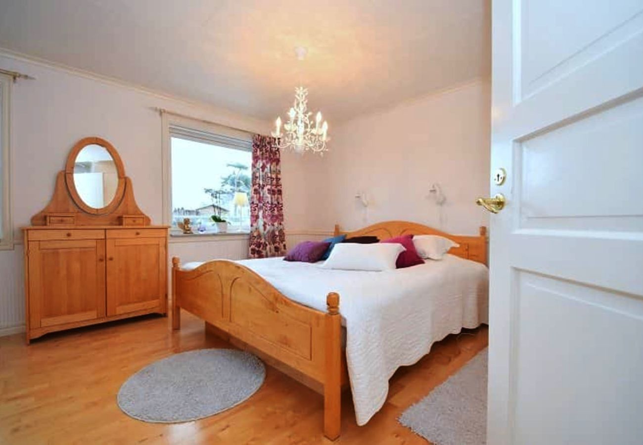 House in Henån - Spacious House with Sauna & Sea View | SE09164