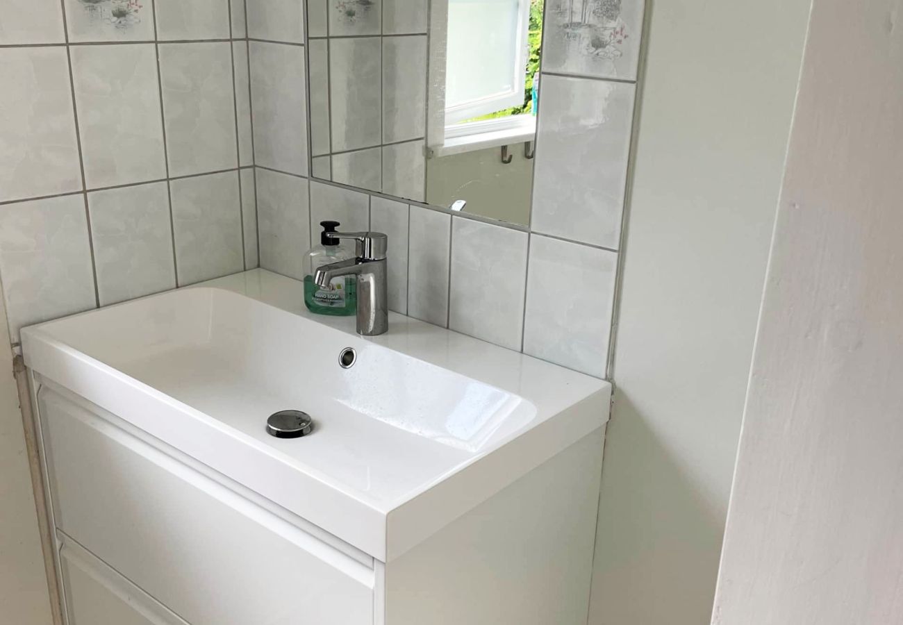 Cottage in Varekil - Cottage near the beach with guesthouse | SE09165