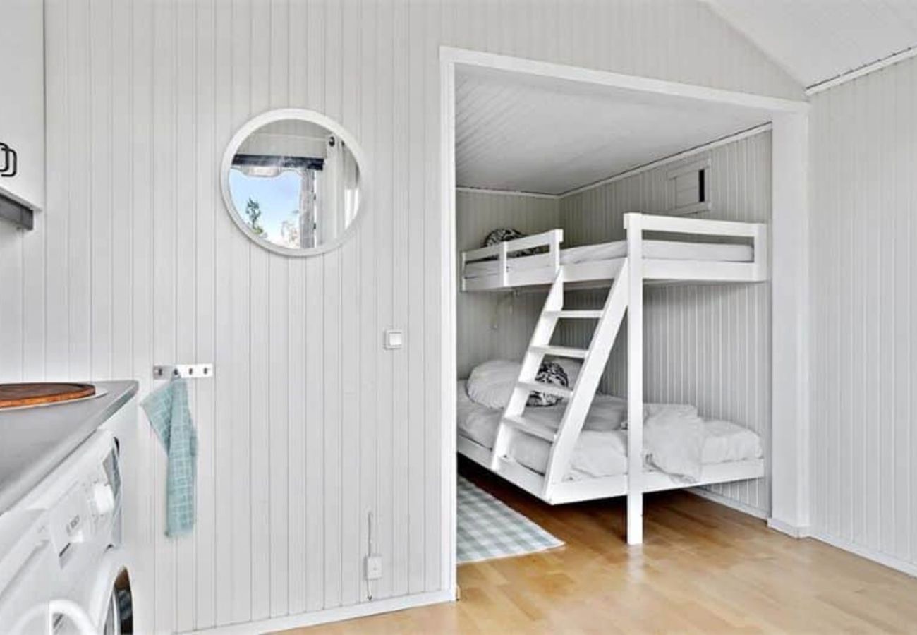 Cottage in Varekil - Cottage near the beach with guesthouse | SE09165