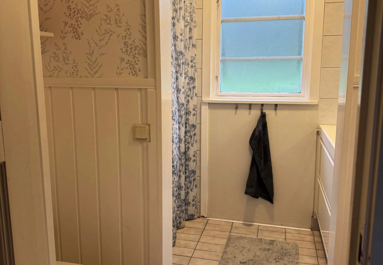 Cottage in Varekil - Cottage near the beach with guesthouse | SE09165