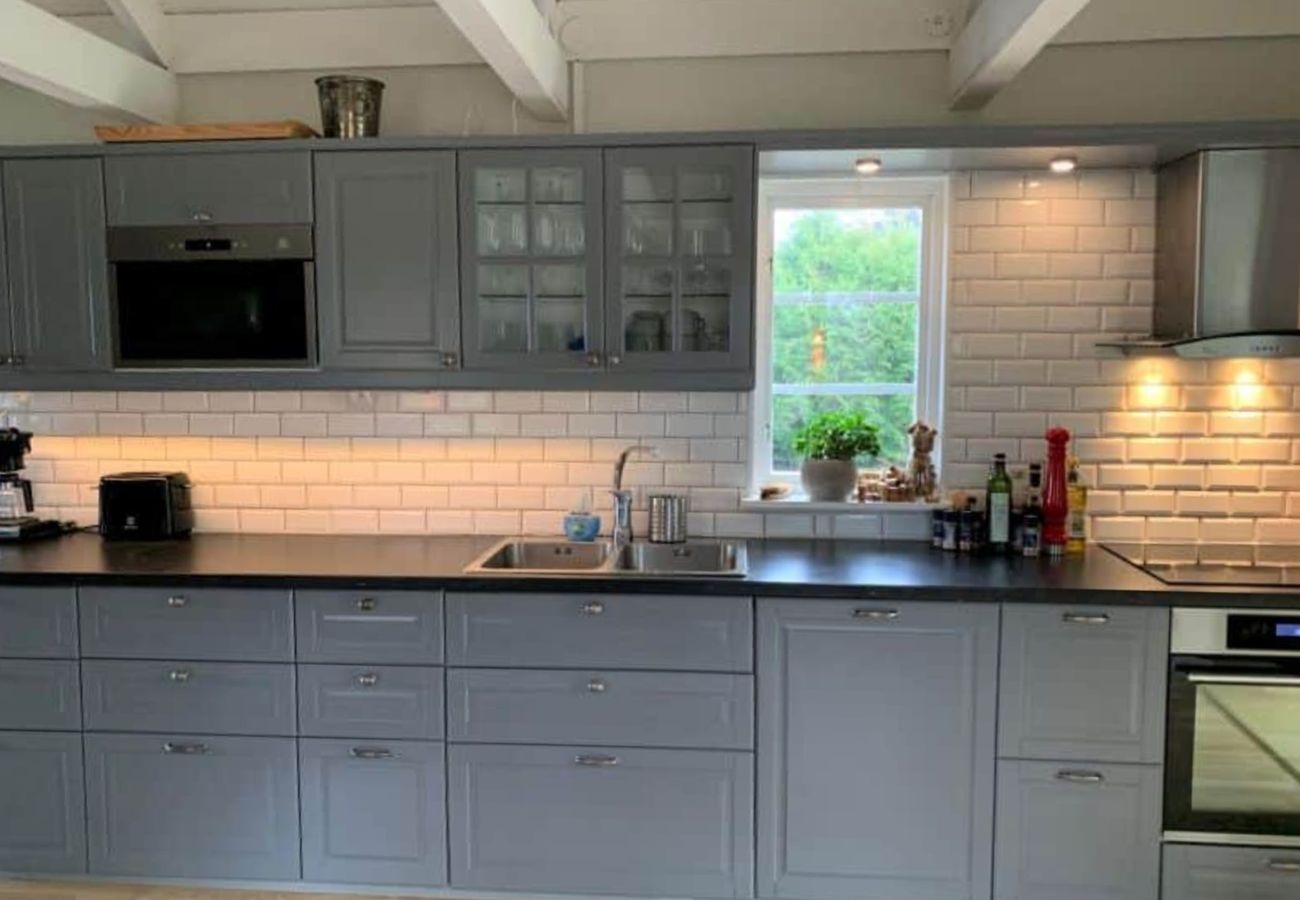 Cottage in Varekil - Cottage near the beach with guesthouse | SE09165