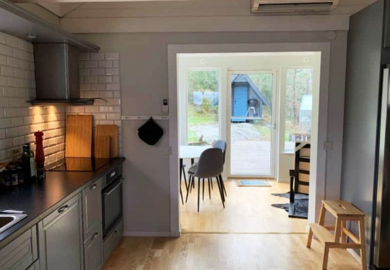 Cottage in Varekil - Cottage near the beach with guesthouse | SE09165