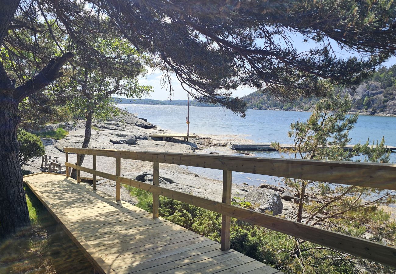 Cottage in Varekil - Cottage near the beach with guesthouse | SE09165