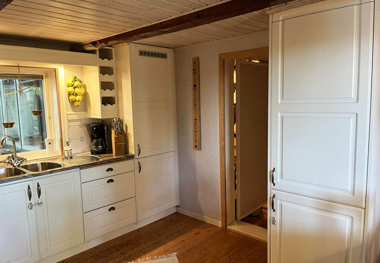 House in Myggenäs - Hundvänlig stuga med båt & privat brygga på Tjörn | SE09170