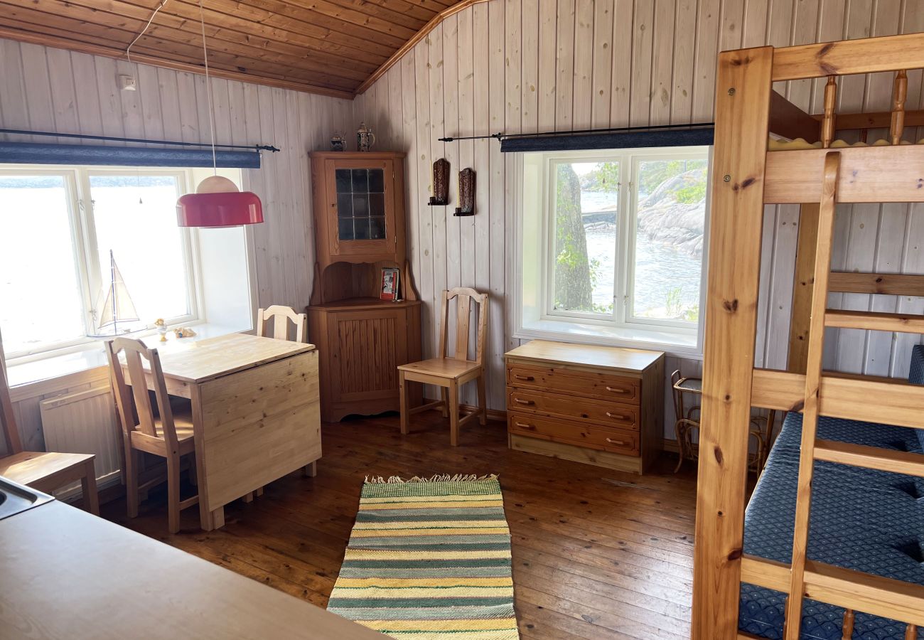 House in Myggenäs - Hundvänlig stuga med båt & privat brygga på Tjörn | SE09170