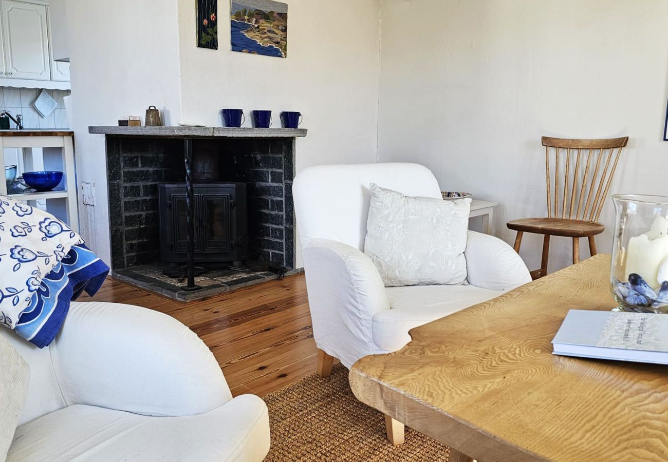 House in Ellös - Charming cottage by the sea in Stocken | SE09171