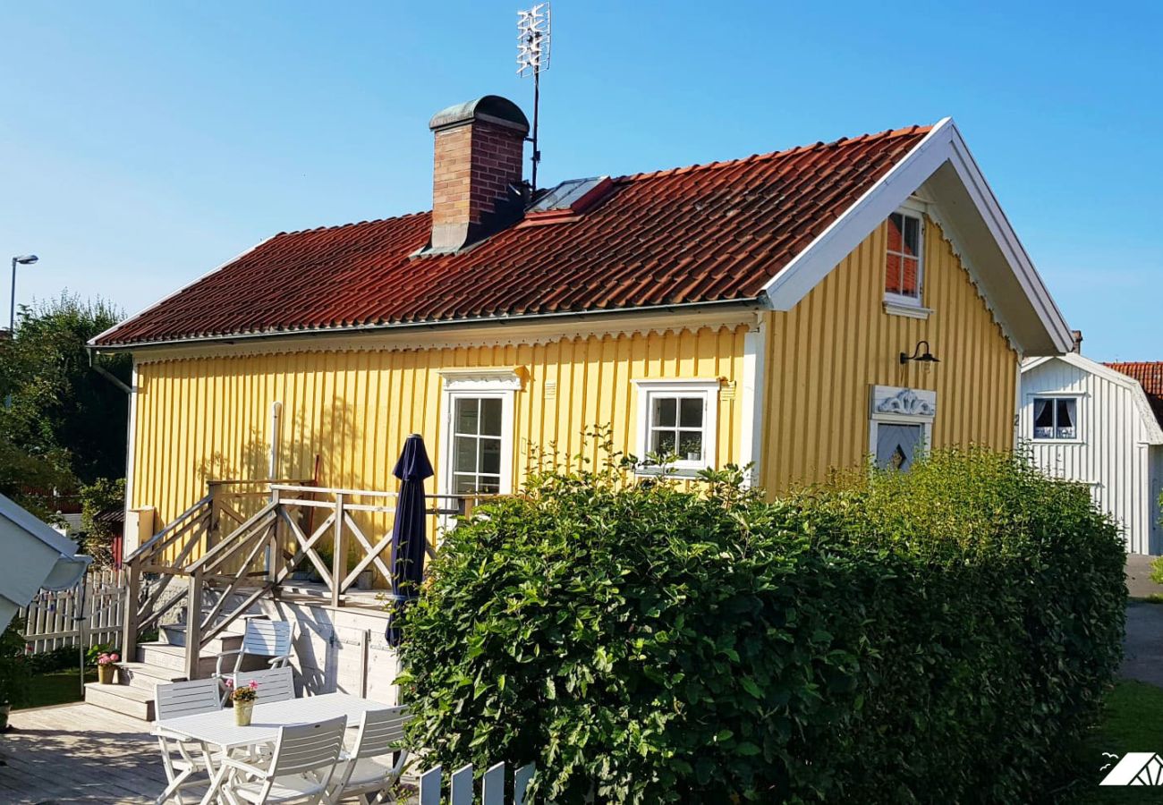 House in Ellös - Charming cottage by the sea in Stocken | SE09171