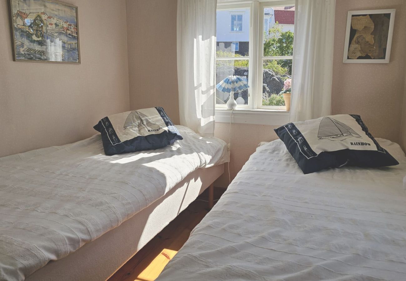 House in Ellös - Charming cottage by the sea in Stocken | SE09171