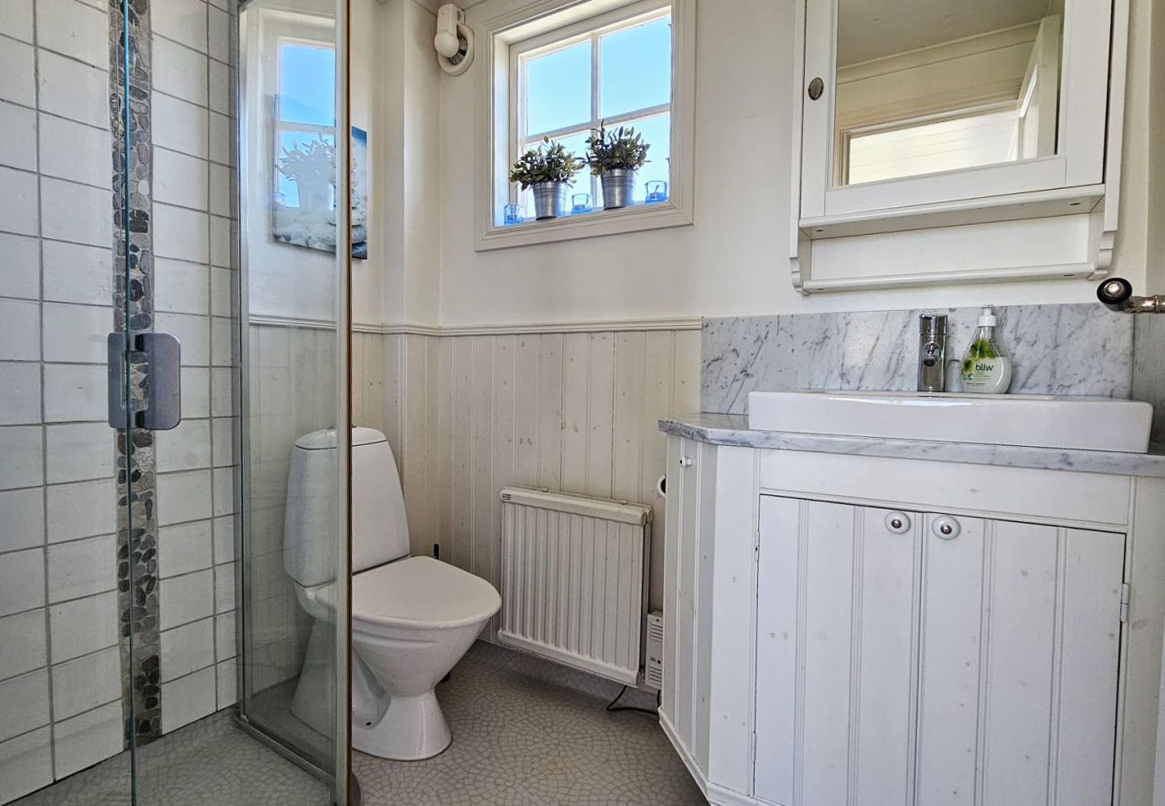 House in Ellös - Charming cottage by the sea in Stocken | SE09171