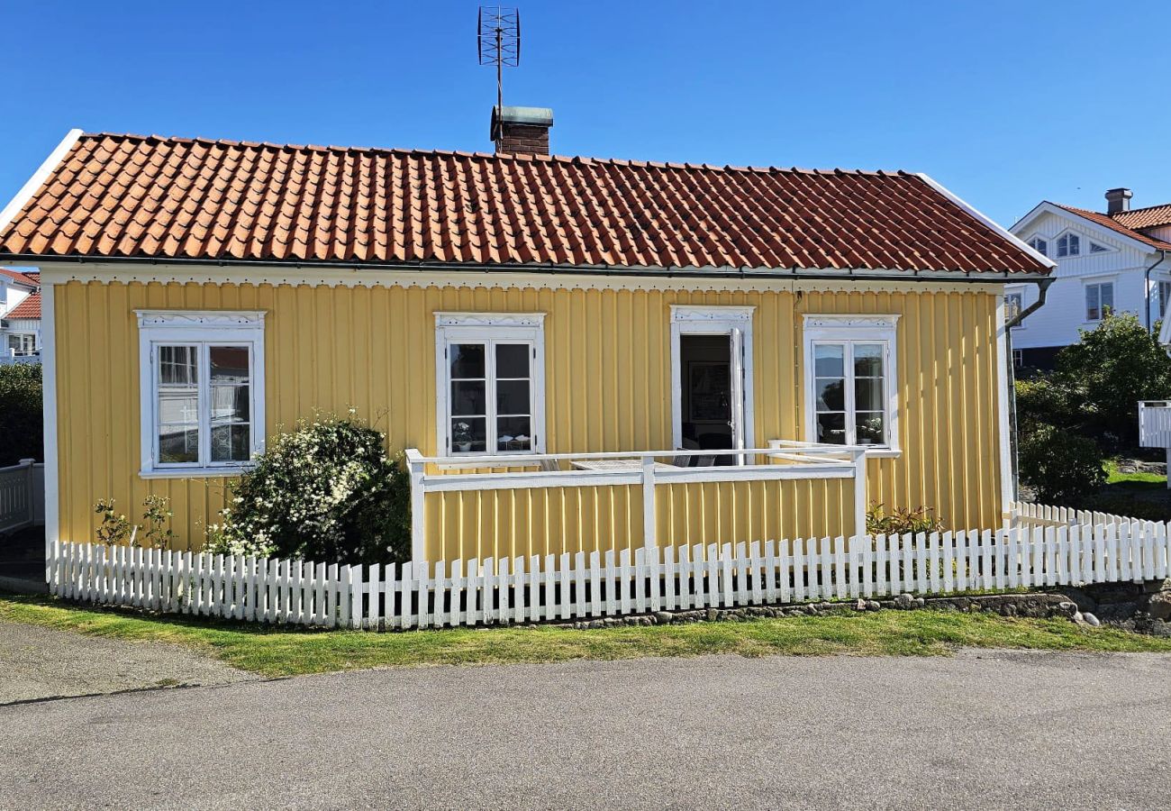 House in Ellös - Charming cottage by the sea in Stocken | SE09171