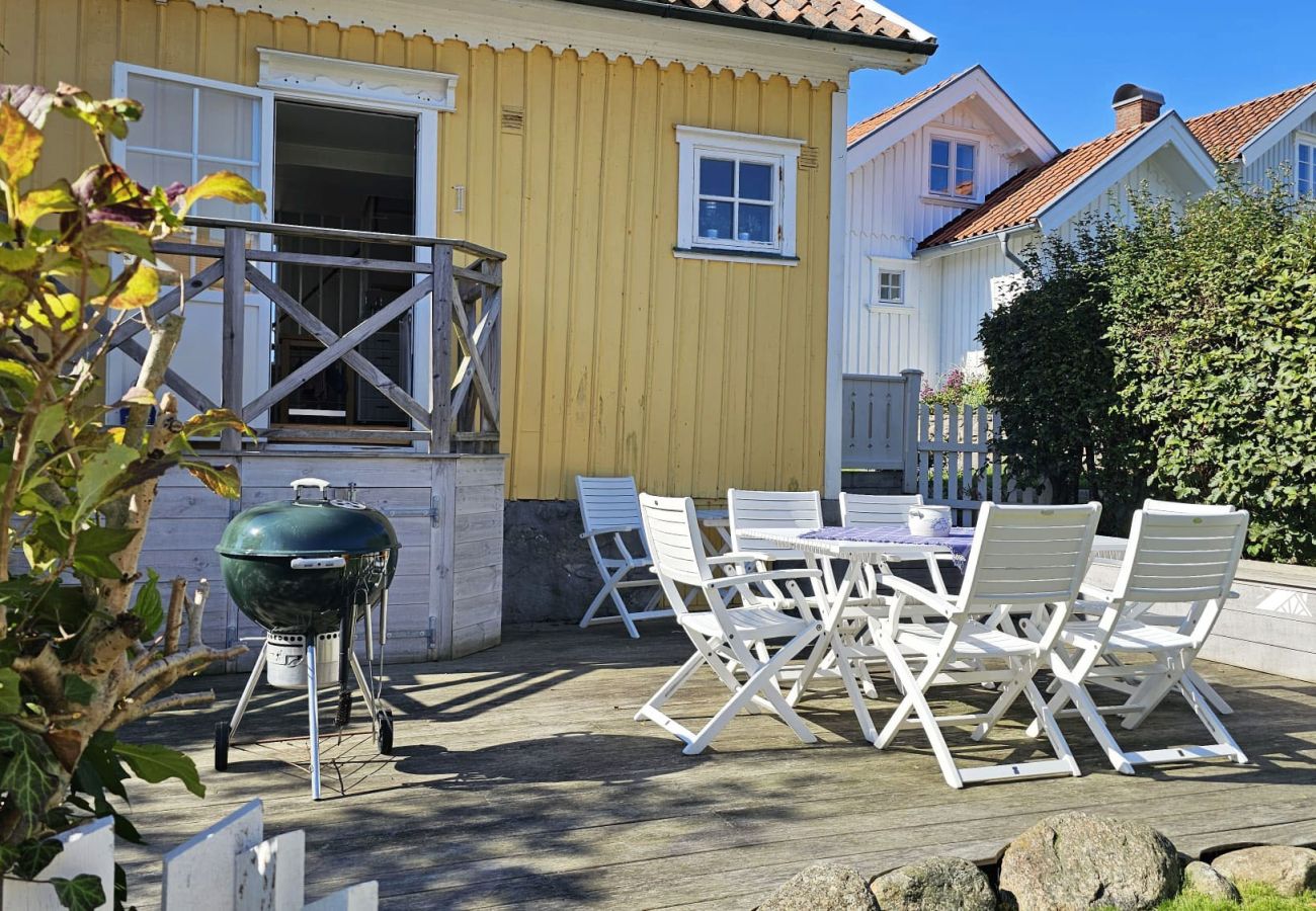 House in Ellös - Charming cottage by the sea in Stocken | SE09171