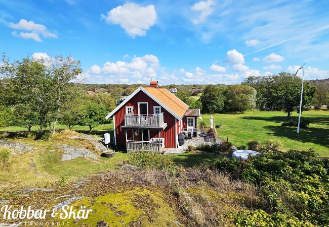 House in Hälleviksstrand - Villa with sea plot, pier and boathouse in Edshult | SE09172