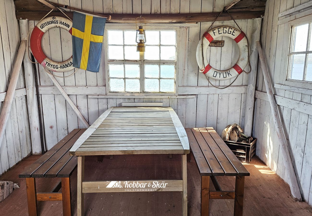 House in Hälleviksstrand - Villa with sea plot, pier and boathouse in Edshult | SE09172