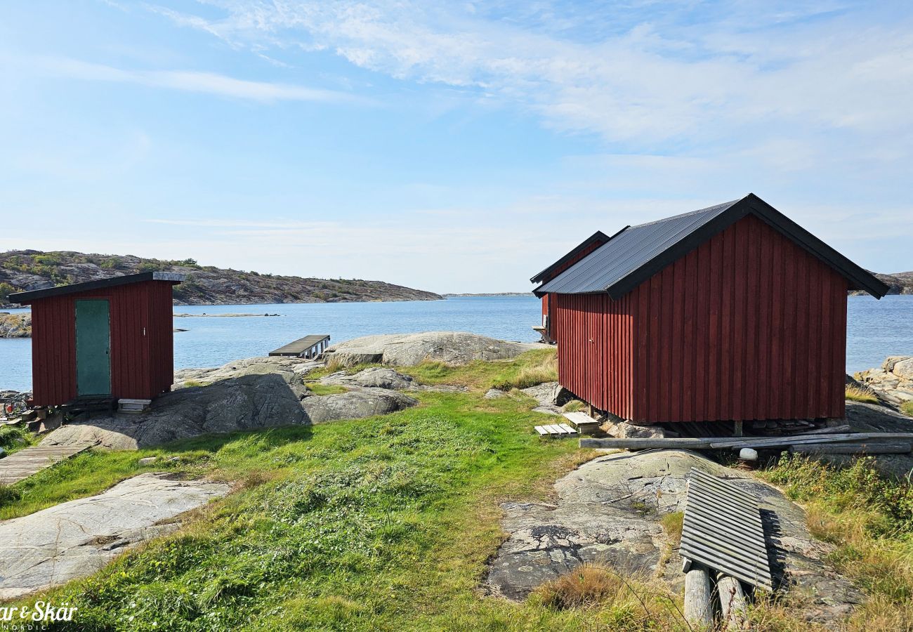 House in Hälleviksstrand - Villa with sea plot, pier and boathouse in Edshult | SE09172