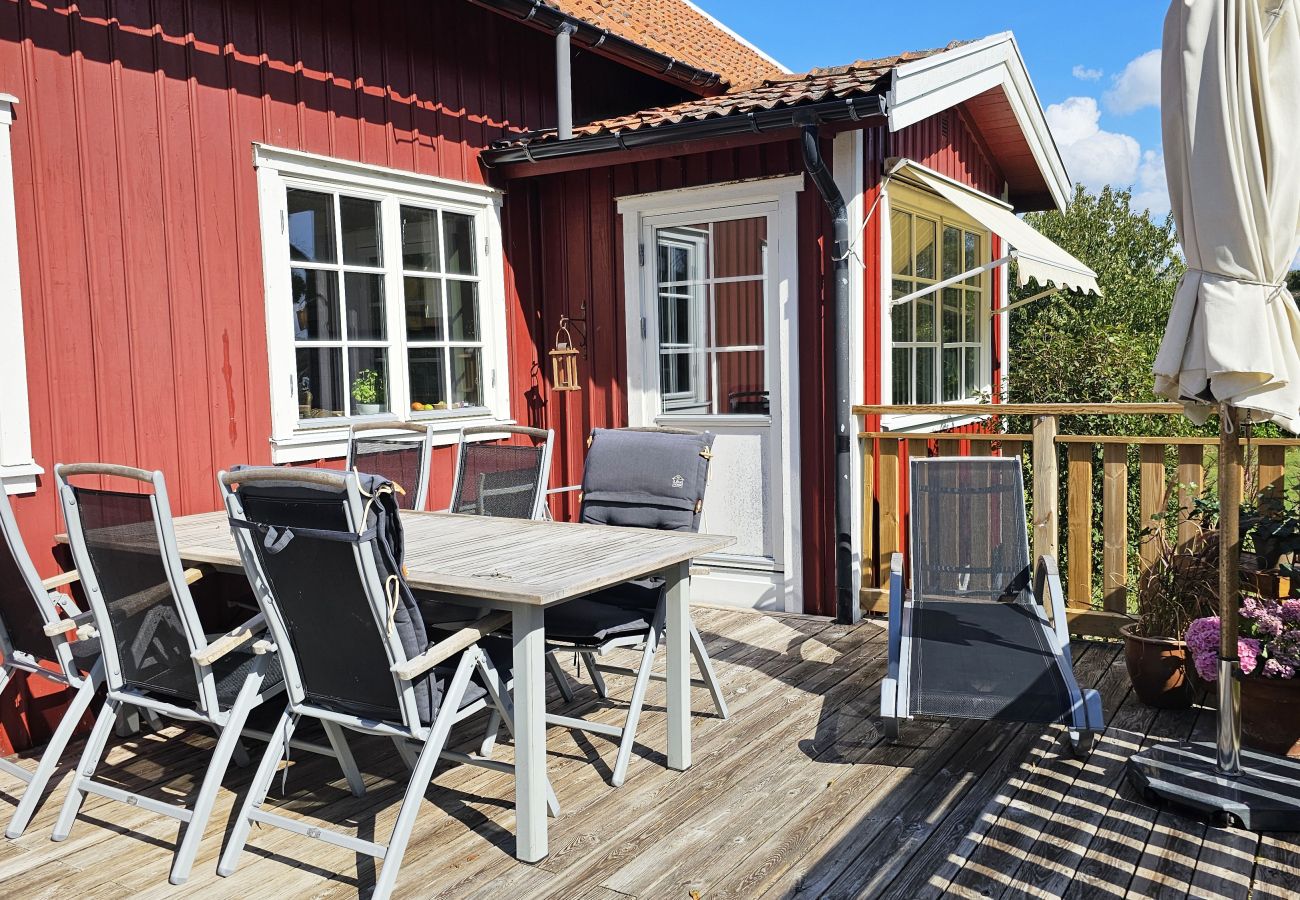 House in Hälleviksstrand - Villa with sea plot, pier and boathouse in Edshult | SE09172