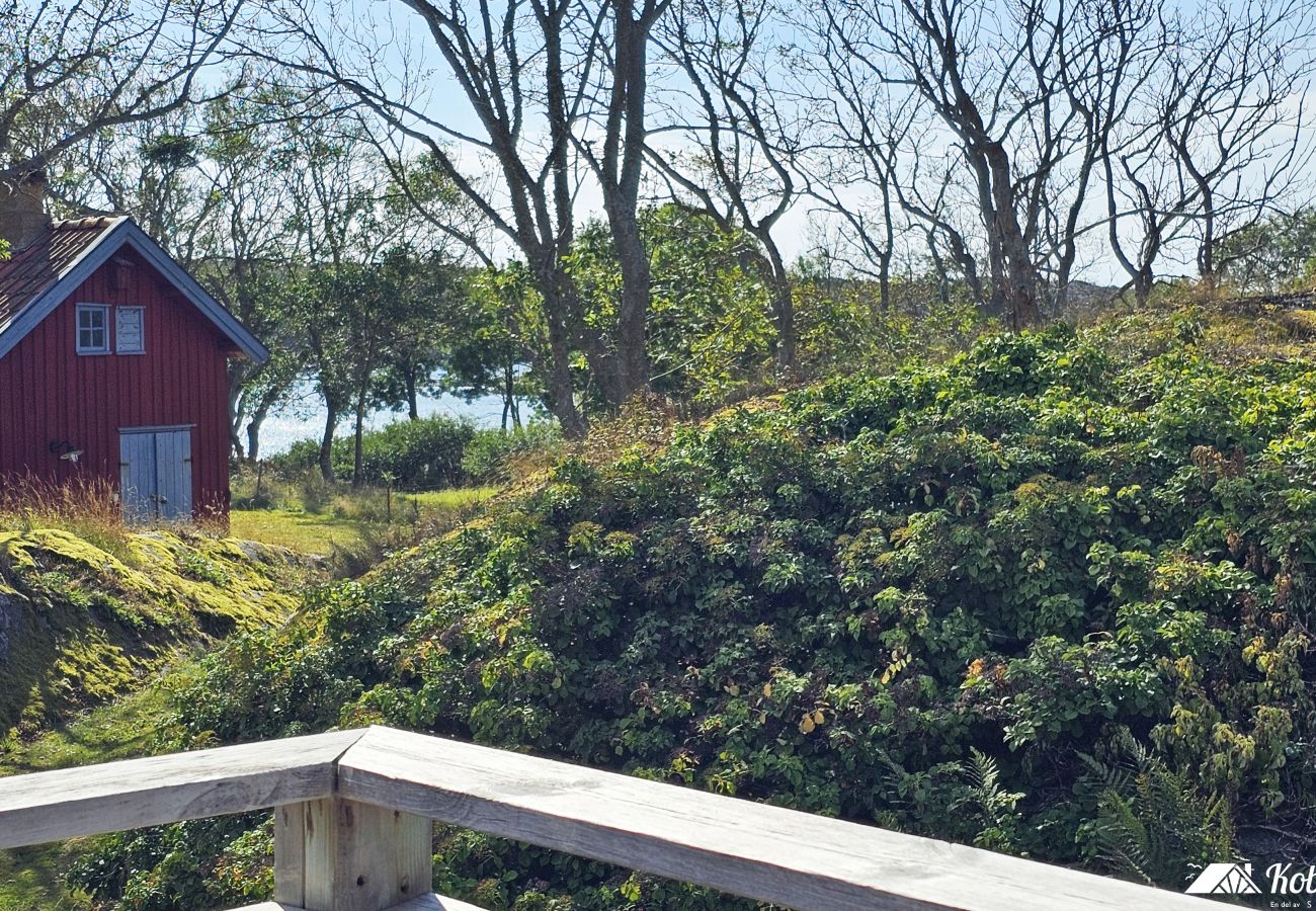 House in Hälleviksstrand - Villa with sea plot, pier and boathouse in Edshult | SE09172