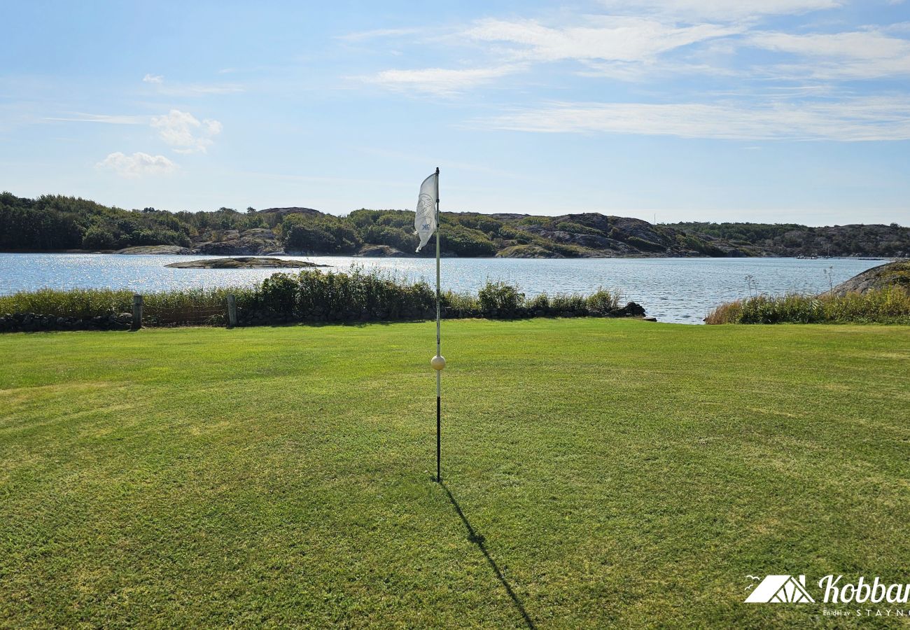 House in Hälleviksstrand - Villa with sea plot, pier and boathouse in Edshult | SE09172