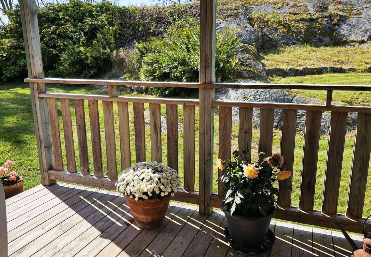 House in Hälleviksstrand - Villa with sea plot, pier and boathouse in Edshult | SE09172