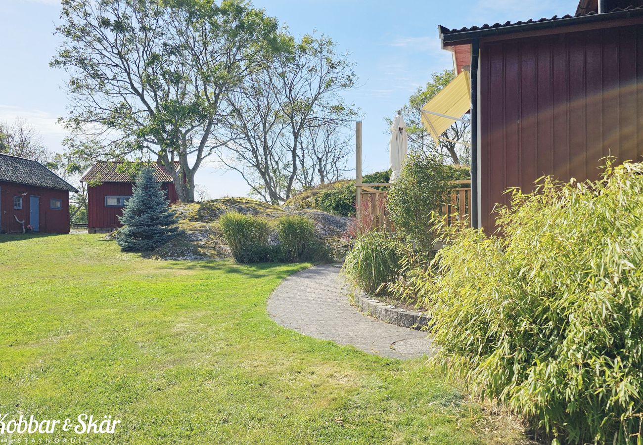 House in Hälleviksstrand - Villa with sea plot, pier and boathouse in Edshult | SE09172