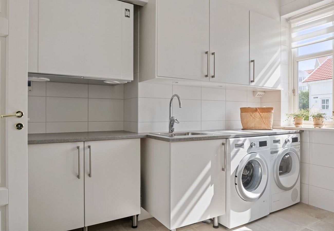 House in Rönnäng - Large modern house by the sea in Rönnäng | SE09177