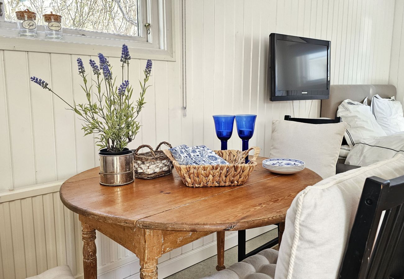 House in Ellös - Charming cottage by the sea in Ellös | SE09184