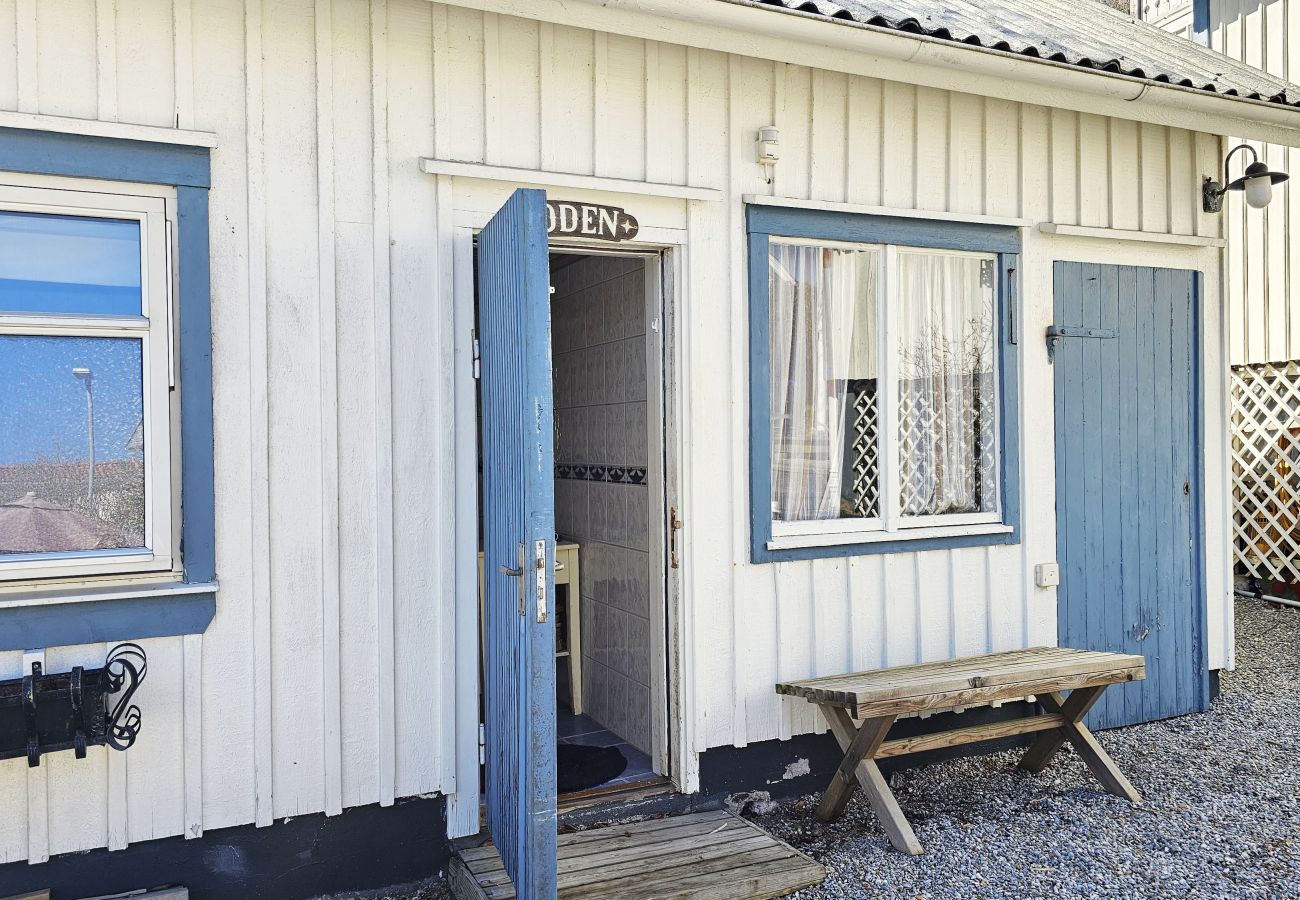 House in Ellös - Charming cottage by the sea in Ellös | SE09184