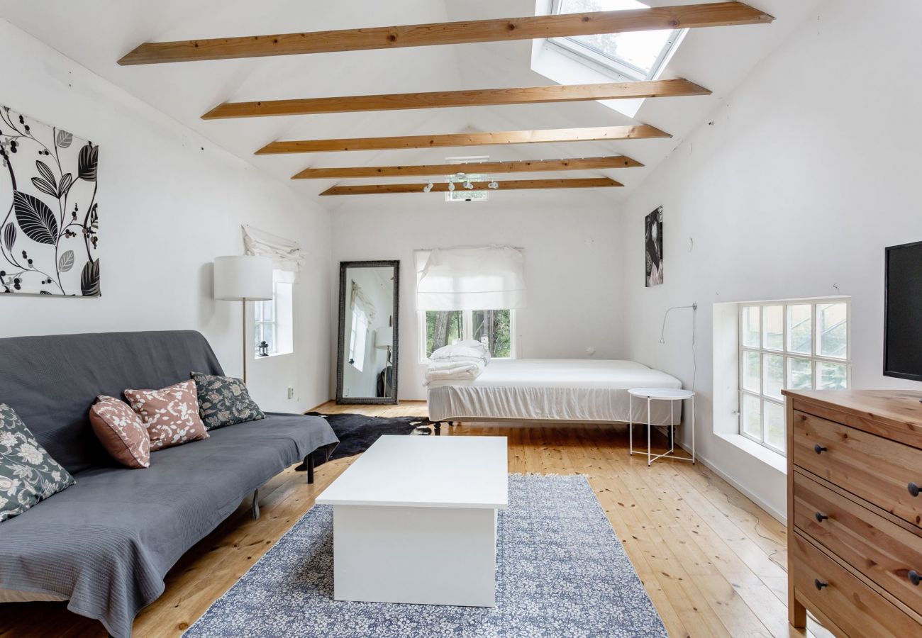 Stort sovrum med fint tak och utsikt