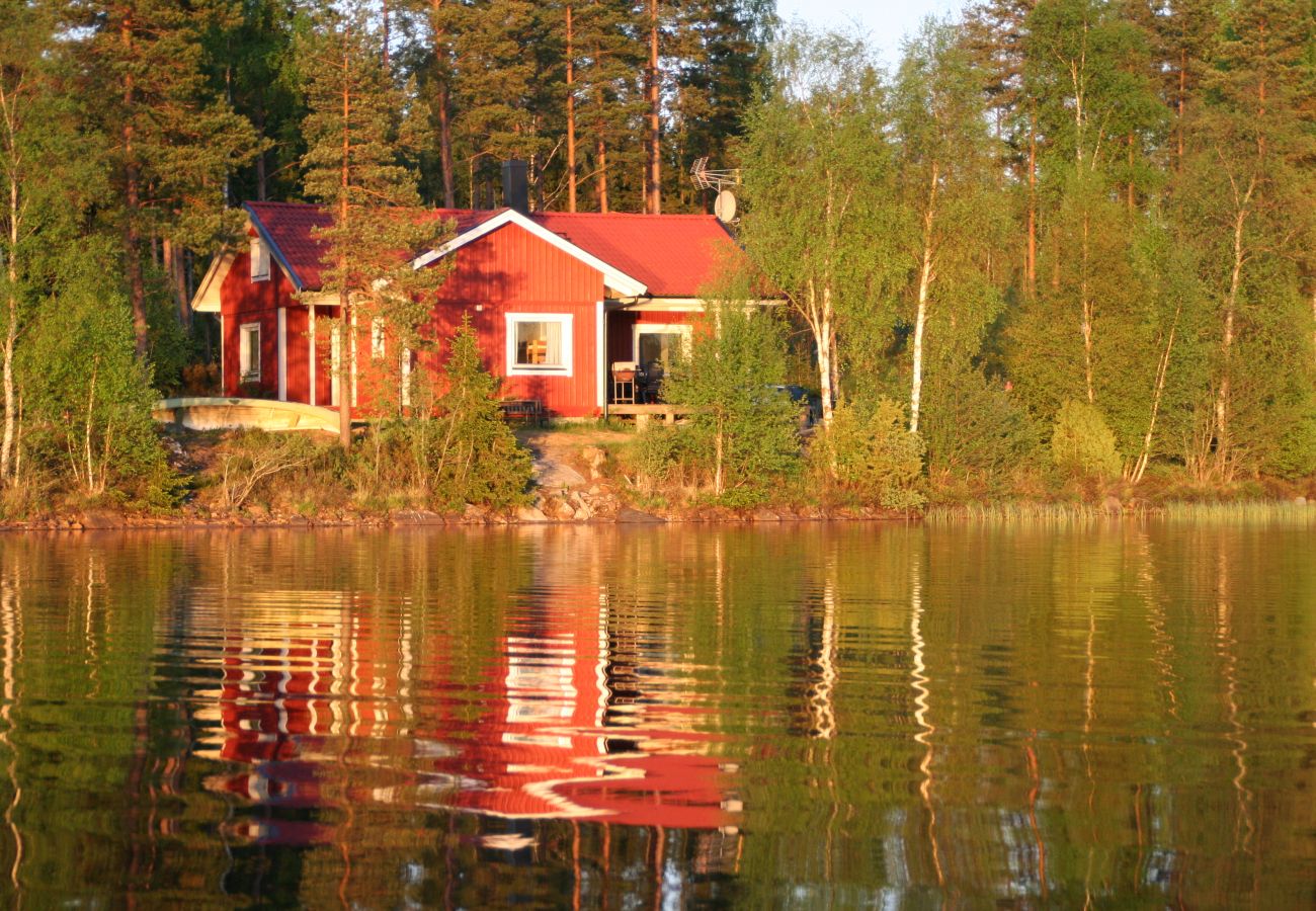 Stuga i Gnosjö - Vackert semesterhus i Gnosjö med sjötomt