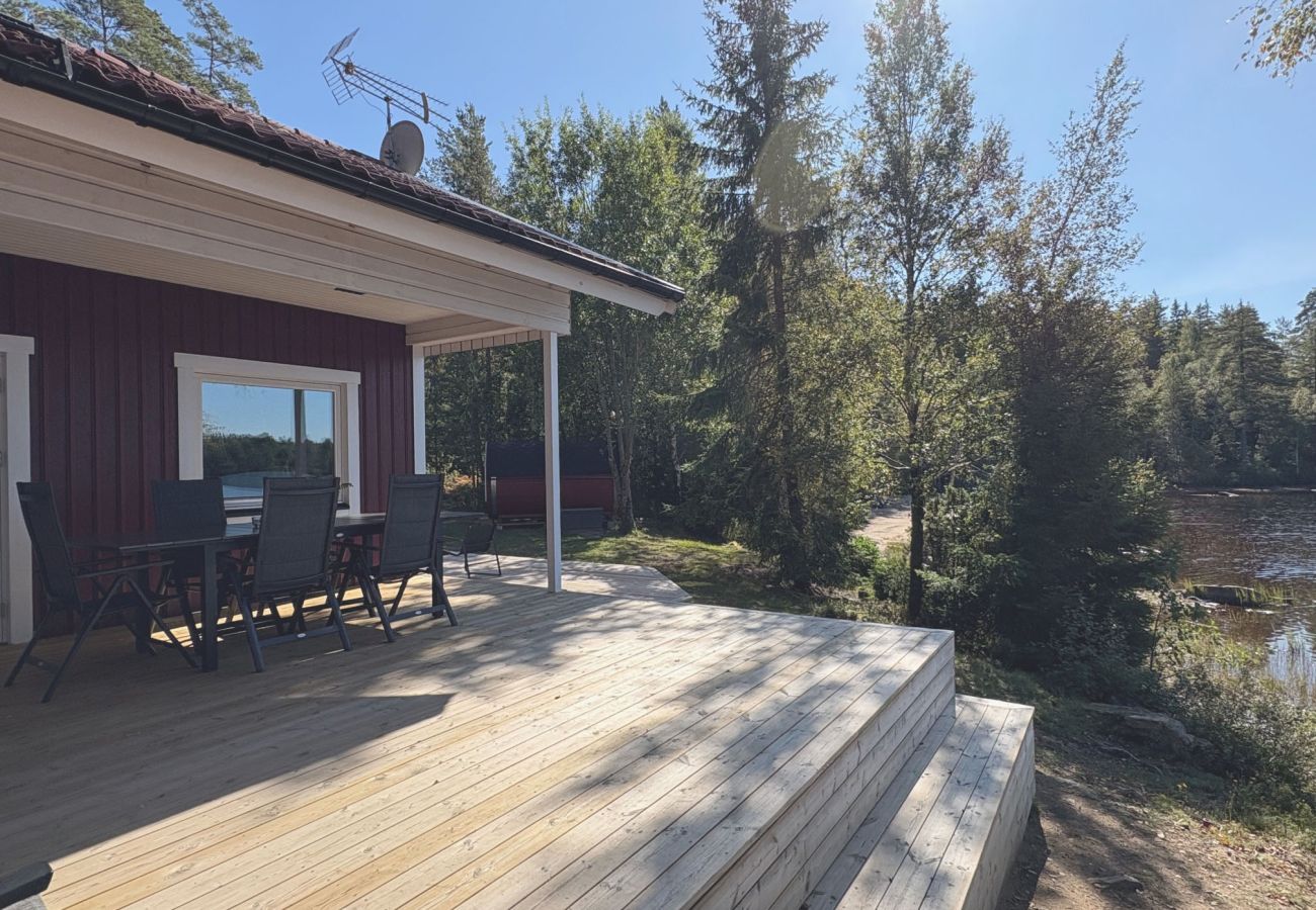 Stuga i Gnosjö - Vackert semesterhus i Gnosjö med sjötomt | SE07015