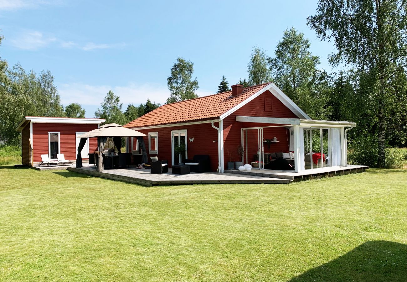 Stuga i Bäckefors - Mycket trevlig och familjevänlig semesterbostad i Dalsland 