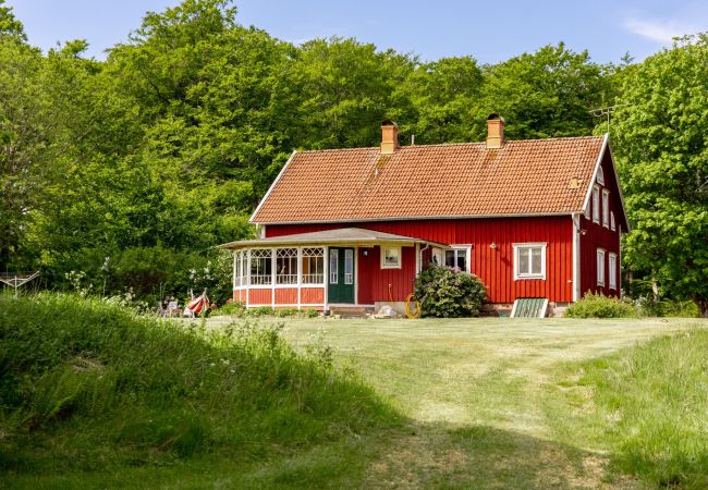 Stuga i Lidhult - Semesterhus med fantastiskt sjöläge och panoramautsikt över sjön Bolmen | SE06006