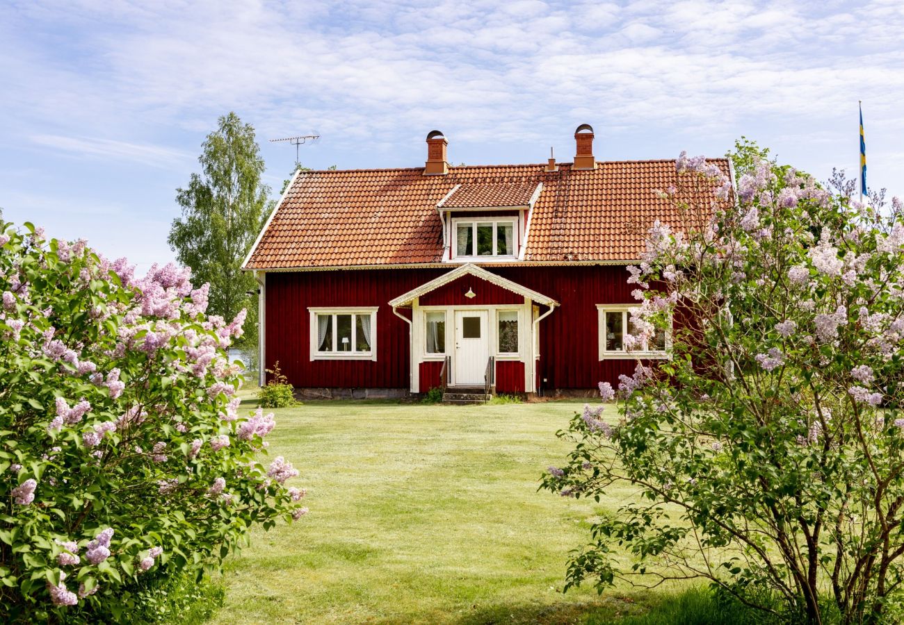 Stuga i Lidhult - Semesterhus med fantastiskt sjöläge och panoramautsikt över sjön Bolmen | SE06006