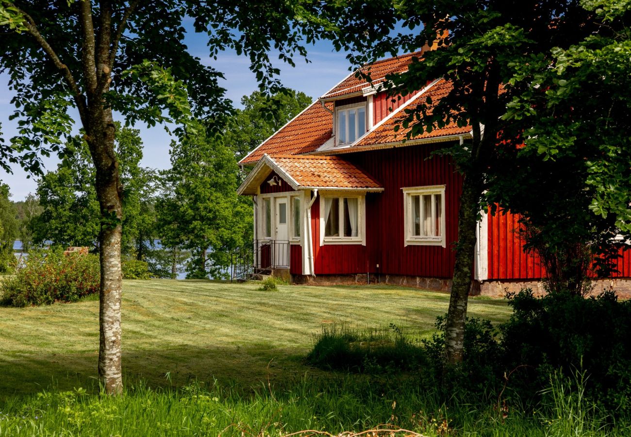 Stuga i Lidhult - Semesterhus med fantastiskt sjöläge och panoramautsikt över sjön Bolmen | SE06006