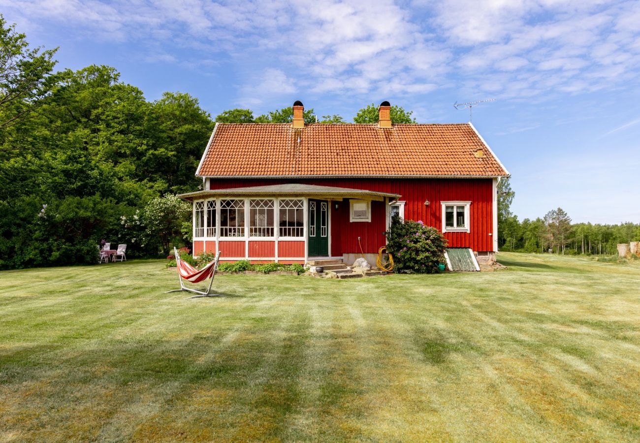 Stuga i Lidhult - Semesterhus med fantastiskt sjöläge och panoramautsikt över sjön Bolmen | SE06006