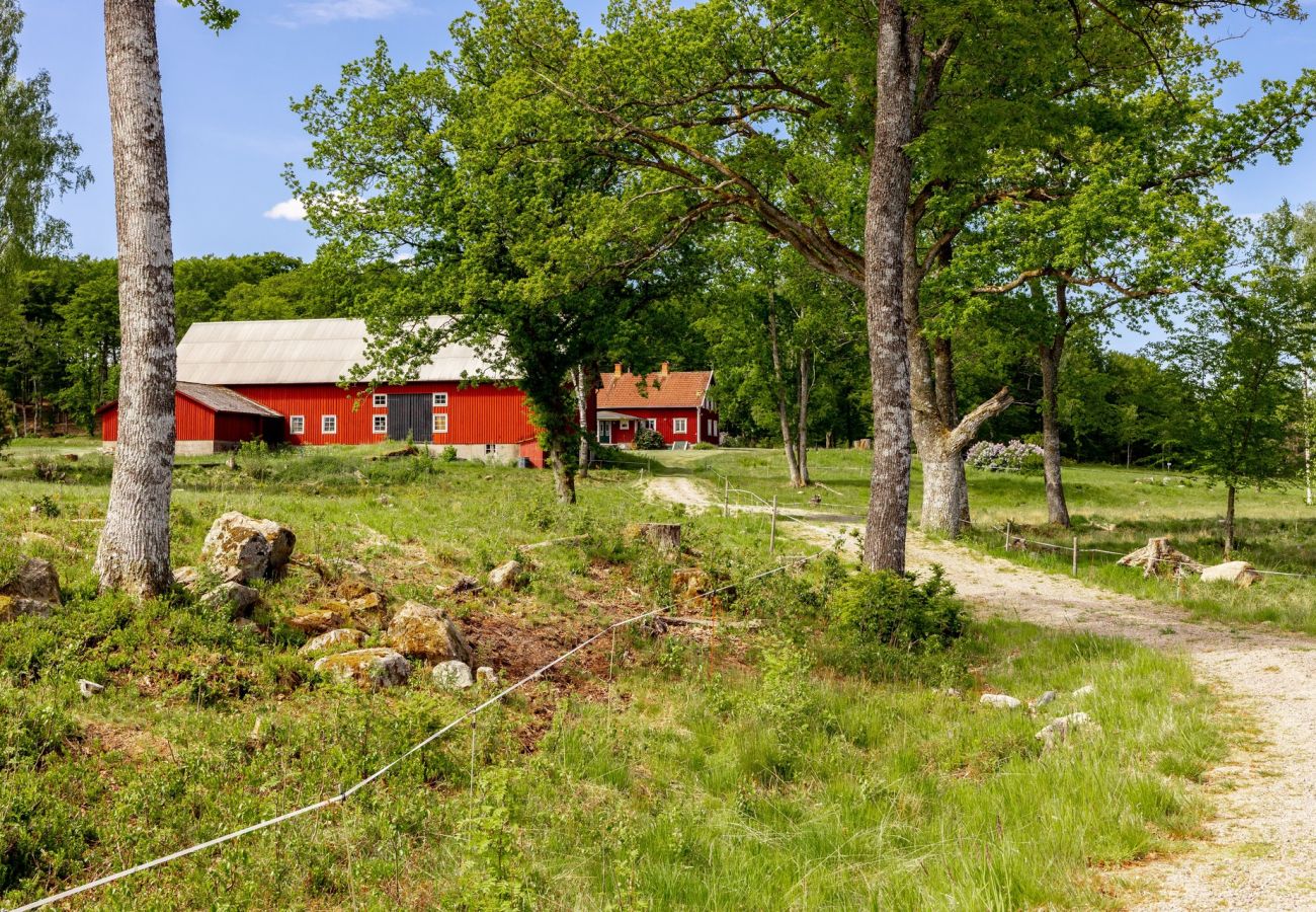 Stuga i Lidhult - Semesterhus med fantastiskt sjöläge och panoramautsikt över sjön Bolmen | SE06006