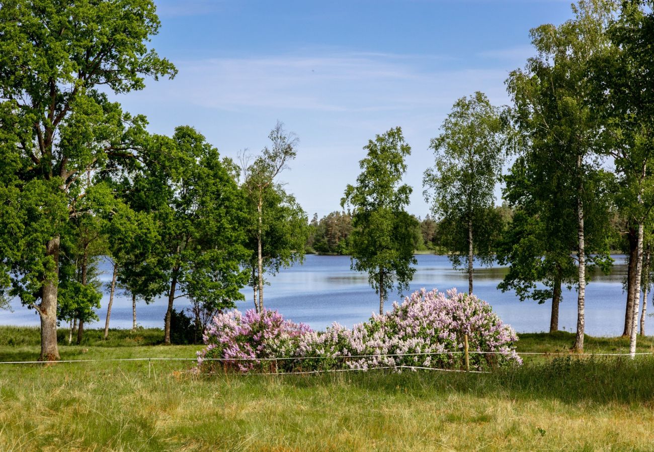 Stuga i Lidhult - Semesterhus med fantastiskt sjöläge och panoramautsikt över sjön Bolmen