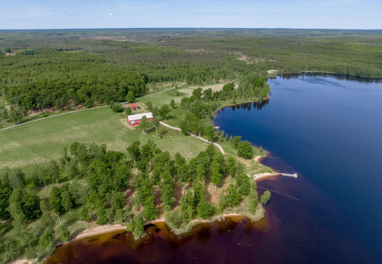 Stuga i Lidhult - Semesterhus med fantastiskt sjöläge och panoramautsikt över sjön Bolmen | SE06006