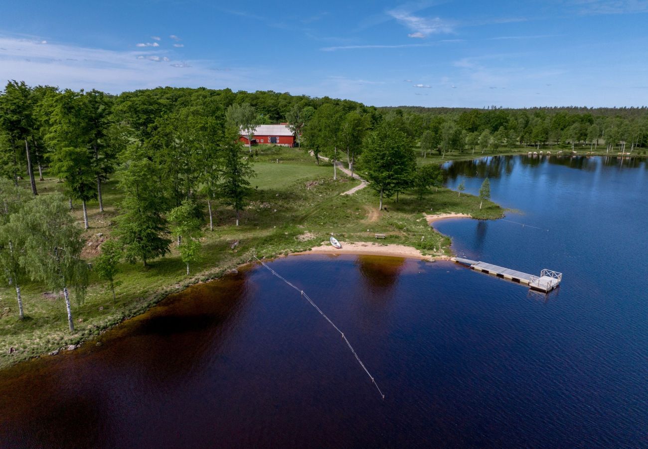 Stuga i Lidhult - Semesterhus med fantastiskt sjöläge och panoramautsikt över sjön Bolmen | SE06006