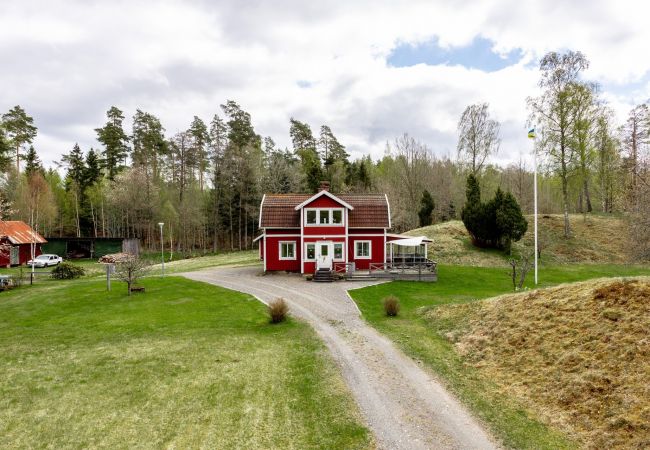 Stuga i Rydaholm - Semesterhus med fantastiskt läge och 300 m till egen sjöstrand | SE07003