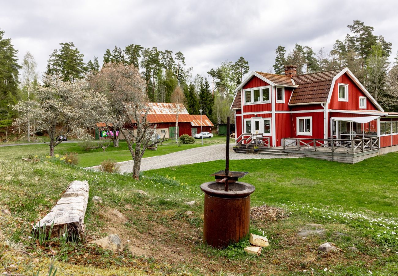 Stuga i Rydaholm - Semesterhus med fantastiskt läge och 300 m till egen sjöstrand | SE07003