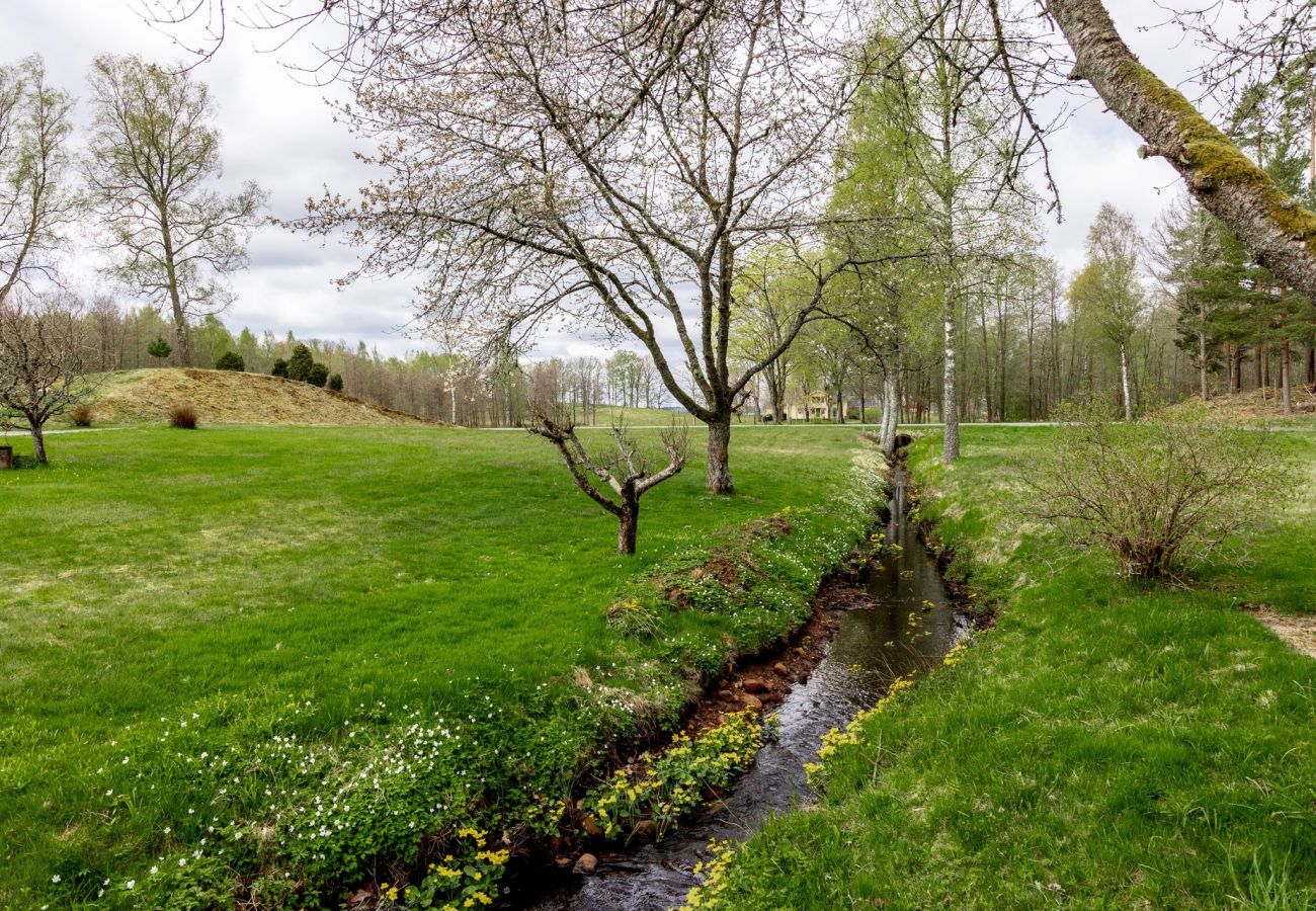 Stuga i Rydaholm - Semesterhus med fantastiskt läge och 300 m till egen sjöstrand | SE07003