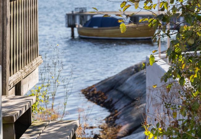 Stuga i Höviksnäs - Semesterhus med havsutsikt och privat strand på Tjörn  | SE09009