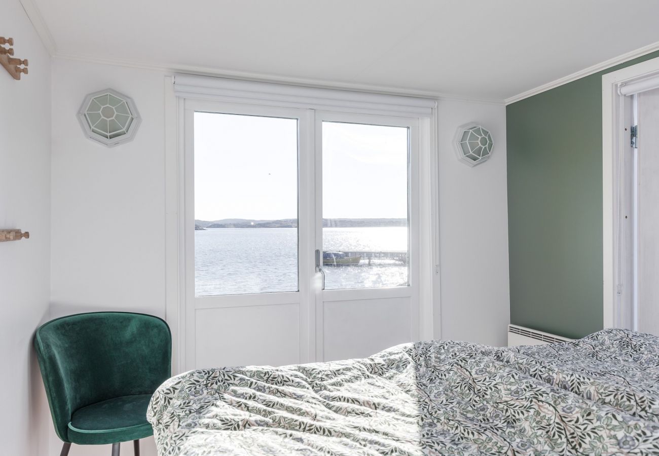 Stuga i Höviksnäs - Semesterhus med havsutsikt och privat strand på Tjörn  | SE09009