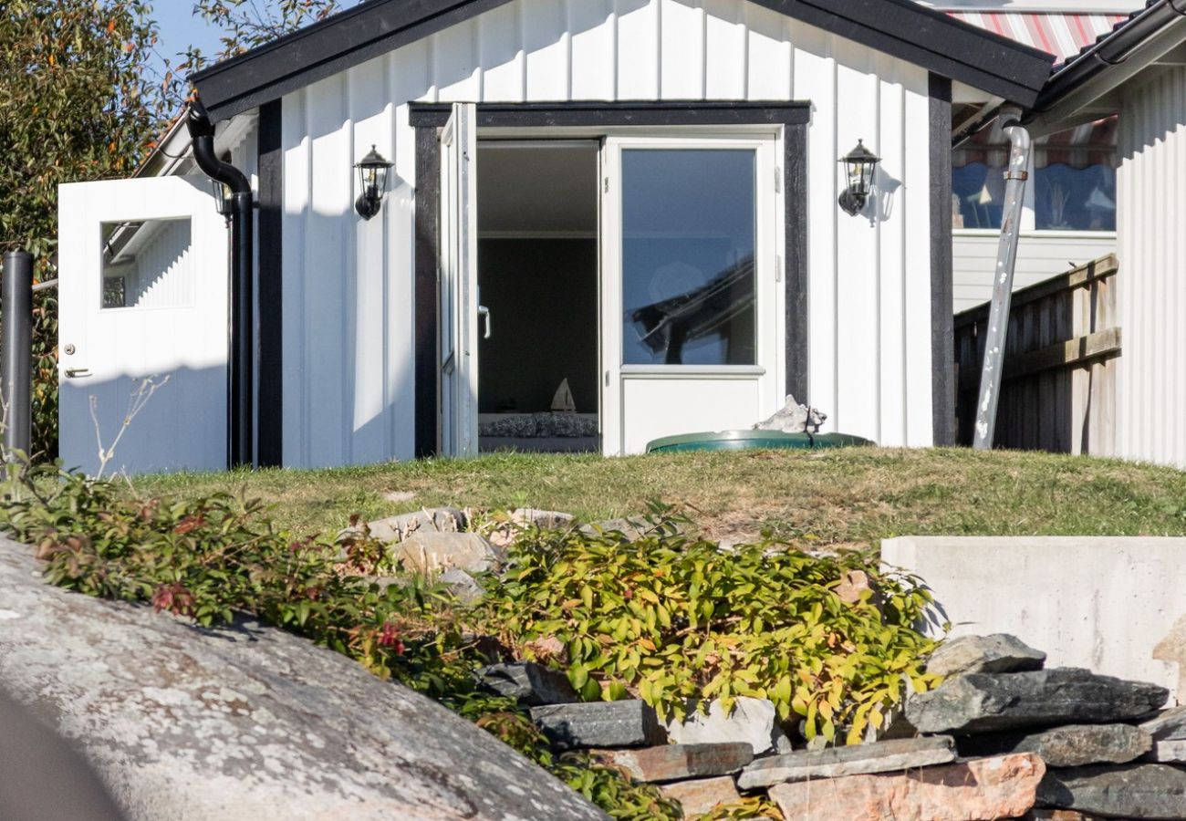 Stuga i Höviksnäs - Semesterhus med havsutsikt och privat strand på Tjörn  | SE09009