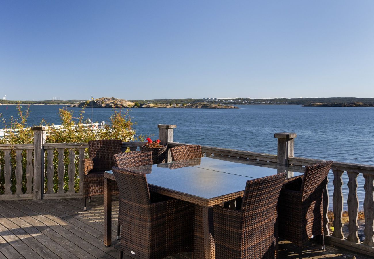 Stuga i Höviksnäs - Semesterhus med havsutsikt och privat strand på Tjörn  | SE09009