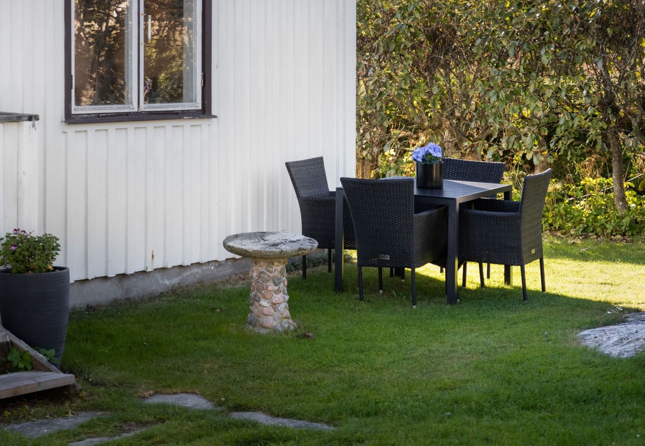 Stuga i Höviksnäs - Semesterhus med havsutsikt och privat strand på Tjörn  | SE09009