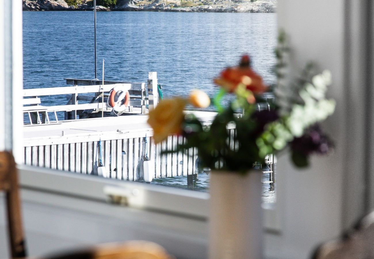 Stuga i Höviksnäs - Semesterhus med havsutsikt och privat strand på Tjörn  | SE09009
